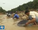 Inundatiile le-au luat casele, dar i-au rasplatit cu aur in Thailanda. Unii au reusit sa adune cate 30 de grame de aur intr-o zi - VIDEO 
