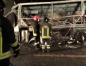 Tragedie pe o autostrada din Italia. Un autobuz care se indrepta din Franta spre Ungaria s-a izbit intr-un pilon a luat foc: 16 oameni au murit, iar aproape 40 au fost raniti - VIDEO