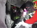 15 persoane, recuperate din hotelul italian, ingropat de zapada in urma unei avalanse: 11 oameni au fost gasiti in viata, iar 4 sunt morti. Momentul in care sunt salvati - VIDEO