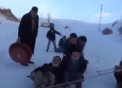 Si-au adus aminte de copilarie! Cativa pensionari din Turcia au fost filmati in timp ce se dadeau in vase din plastic pe o partie - VIDEO