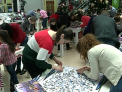S-au adunat pentru a-si masura puterile la adunat piese de puzzle la viteza. Ce strategii au folosit participantii pentru a castiga - VIDEO