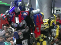 Robotii din celebra pelicula Transformers au ajuns la Chisinau: Au fost intampinati cu strigate si aplauze de catre fani - VIDEO