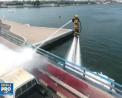 Pompierii din Dubai sunt in pas cu tehnologiile moderne. Ei au fost dotati cu jetpack-uri, astfel pot interveni in locuri greu accesibile - VIDEO