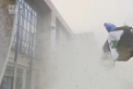Cladirea Consiliului European s-a colorat in alb. Ea a fost acoperita de lapte praf in timpul uneu manifestatii a fermierilor - VIDEO