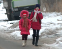 Nevoiti sa mearga pe jos in jur de 4 km. In plina iarna copii din Goianul Nou au ramas fara autobuzul scolar - VIDEO