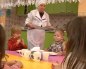Din cauza salariilor mizerabile, gradinitele din capitala duc lipsa de angajati - educatorii sterg podele si spala vesela. Parintii cer majorarea lefurilor - VIDEO
