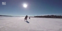 Imaginile care au facut internetul sa rada. Un rus incearca sa-si recupereze motocicleta \'pierduta\' pe gheata - VIDEO 