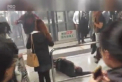 Panica intr-un metrou din Hong Kong. Un individ a aruncat o sticla incendiara in tren: 15 persoane au fost grav ranite - VIDEO