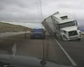 Momentul in care camionul unui american s-a rasturnat peste o masina a politiei din cauza vantului puternic - VIDEO