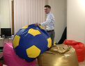 Produce fotolii - saci pe care le puteti transforma si in... patut. Afacerea "moale" a unui moldovean de 22 de ani: Primul bean bag l-a facut pe bani imprumutati - VIDEO
