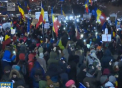 Romanii care protesteaza in aceste momente in Piata Victoriei vor sa scrie istorie: Vor sa creeze cel mai mare tricolor uman - VIDEO