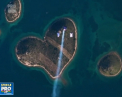 3 skydiveri profesionisti au sarit din avion si au format sageata lui Cupidon deasupra unei insule celebre din Croatia - VIDEO