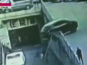 Imagini de cosmar pe o strada din China. Momentul in care o masina loveste o femeie si fetita ei, iar acestea cad de la o inaltime de cativa metri. Ce s-a intamplat cu ele  - VIDEO