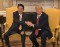Salutul lui Donald Trump care-i pune in incurcatura pe cei cu care discuta. Premierul Canadei i-a gasit ac de cojoc - VIDEO