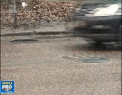 Limitatoarele de viteza din oras, distruse de utilajele de deszapezit, iar pietonii sunt nevoiti sa alerge pe trecerile de pietoni - VIDEO