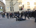Francezii, din nou la proteste. Mii de oameni au iesit in centrul Parisului, pentru a-si arata nemultumirea fata de coruptia politicienilor: Au aruncat cu pietre in politisti - VIDEO