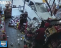 A scapat ca prin urechile acului. Un barbat din New York s-a ales doar cu cateva rani, dupa ce o masina a intrat cu viteza in magazinul in care se afla - VIDEO