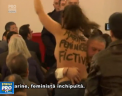 Protest cu sanii la vedere. In timp ce candidata extremei dreapta la prezidentiale tinea un discurs despre politici internationale, o tanara si-a facut aparitia topless - VIDEO