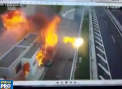 Imagini socante in Atena. Un tanar de 24 de ani a pierdut controlul volanului si s-a izbit cu masina intr-un vehicul parcat langa o benzinarie - VIDEO