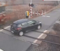 Accident teribil pe o cale ferata din Polonia. Un sofer grabit a fost spulberat de un tren - VIDEO