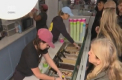 O noua tendinta culinara la New York. Oamenii stau la coada ore in sir pentru o lingura...de aluat. Vezi ce prezinta aceasta - VIDEO