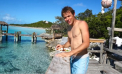 Radu Albot hraneste rechinii in Bahamas: "Zdarova Natasa, tu mereu ma intrebi cum noi hranim rechinii, iar eu decat sa vorbesc mult, mai bine iti arat" - VIDEO