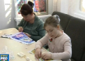 La o sezatoare de frumos. Cateva tinere mamici care brodeaza cu margele au facut schimb de experienta: Unele au reusit chiar sa-si transforme pasiunea in afaceri de succes - VIDEO
