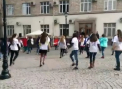 Zeci de tineri au dansat pe strada pietonala din capitala: " One Billion Rising" - o actiune de protest impotriva violentei femeilor - VIDEO