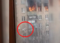 Imagini socante la Moscova. O femeie a cazut de la etajul 8, in timp ce incerca sa se salveze din apartamentul cuprins de flacari - VIDEO