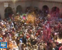 Culorile au prins viata in India. Sute de oameni au sarbatorit inceputul primaverii cu prafuri colorate si petale de flori - VIDEO
