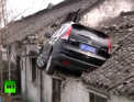 "Parcheaza unde doresti!" Un sofer din China a ajuns cu masina pe acoperisul unei case - VIDEO