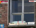 Imagini socante in orasul Vladivostok. O mama a decis sa-si scoata copilul la aer punandu-l intr-o ladita din lemn, pe pervazul ferestrei - VIDEO