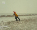Un meteorolog american a fost purtat de vant, la propriu. Barbatul incerca cu greu sa se tina pe picioare, in fata vantului care batea cu 160 de kilometri pe ora - VIDEO
