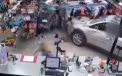 Clipe de groaza pentru vizitatorii unui magazin din SUA. Un automobil a intrat din plin printr-un geam si a trecut peste oameni - VIDEO