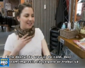 In timp ce te afli la coafor, un piton regal te rasfata cu un masaj inedit. Ce spun clientii care merg la acest salon din Germania - VIDEO