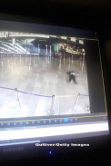 Prima imagine cu barbatul impuscat mortal de politie pe aeroportul Orly din Paris. Trupele speciale au evacuat zona - VIDEO