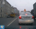 Spectacol oferit de un miniexcavator. Vehiculul a fost filmat in timp ce parca dansand pe o strada din Rusia - VIDEO
