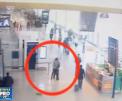 Atacul de sambata de pe un aeroport din Paris, cand un individ a incercat sa fure arma unei femei militar, a fost surprins de o camera de supraveghere - VIDEO