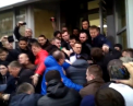 Nici la o saptamana de cand a fost stropit in fata cu verde de briliant, opozantul rus, Alexei Navalnai a fost luat la pumni in Volgograd - VIDEO