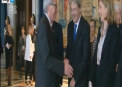 Donald Trump, ironizat de presedintele Comisiei Europene. Jean Claude Juncker a fost surprins in timp ce a refuzat, in gluma, sa dea mana cu premierul italian - VIDEO