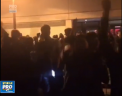 Sute de oameni au iesit pe strazile Parisului pentru a-si arata solidaritatea fata de barbatul din China, care acum doua zile a fost impuscat mortal de un politist - VIDEO
