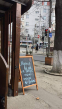 Imaginea care i-a amuzat pe internauti. Cum se promoveaza un local din capitala: "Murim amandoi de foame..." - FOTO