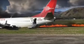 Mai multi pasageri au fost raniti dupa ce un avion cu 141 de persoane la bord a luat FOC la aterizare in Peru. Momentul in care acestia sunt evacuati, iar aeronava arde - VIDEO