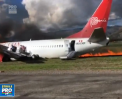 Un avion de tip Boeing a luat foc in timp ce incerca sa aterizeze  intr-un aeroport din Peru. Imagini cu pasagerii care fug din avionul cuprins de flacari - VIDEO