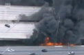 O autostrada s-a prabusit in SUA, dupa ce a fost cuprinsa de flacari. Incendiul a izbucnit sub un pod, chiar intr-o ora de varf - VIDEO