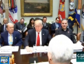 Gestul inedit al lui Donald Trump care ii amuza pe internauti: nu-si poate stapani reflexul de a misca obiectele din loc - VIDEO