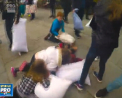 O bataie cu perne s-a dat in cele mai mari orase ale lumii. Din Hong Kong, pana in New York, oamenii s-au distrat de minune - VIDEO