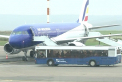 Calatoria cu avionul ar putea fi mai ieftina daca ar fi eliminata o taxa de 9 euro inclusa in bilete. A fost introdusa in \'98 pentru a stinge un credit de la BERD, insa acum a fost redenumita si este folosita in alte scopuri