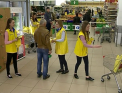 O masa a bucuriei! In mai multe magazine din tara, puteti cumpara produse alimentare pe care sa le donati, iar ulterior acestea vor lua forma unor pranzuri calde pentru batrani sau persoane sarace