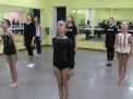O tanara din capitala a facut dans profesionist mai bine de zece ani, iar acum imbraca dansatori. Costumele vor putea fi vazute in vara, la un campionat din Germania - VIDEO
